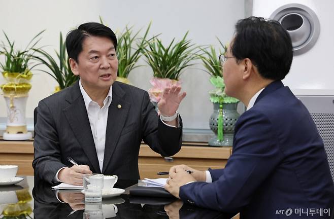 (서울=뉴스1) 안은나 기자 = 국민의힘 송언석 비상대책위원장 겸 원내대표(오른쪽)와 혁신위원장으로 내정된 안철수 의원이 2일 오후 서울 여의도 국회 본청 원내대표실에서 회동하고 있다. (공동취재) 2025.7.2/뉴스1  Copyright (C) 뉴스1. All rights reserved. 무단 전재 및 재배포,  AI학습 이용 금지. /사진=(서울=뉴스1) 안은나 기자