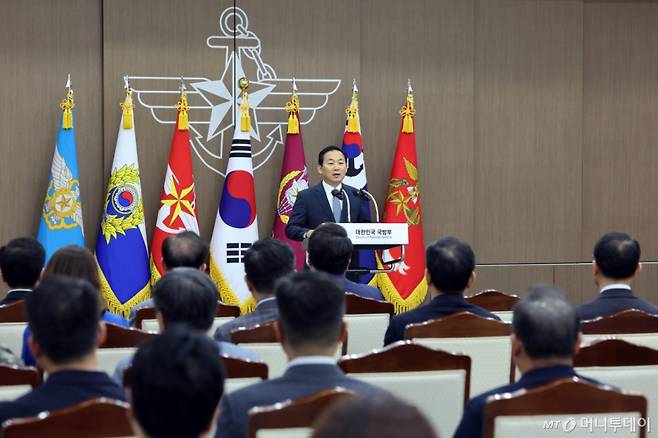 (서울=뉴스1) = 이두희 신임 국방부 차관이 27일 서울 용산구 국방부 청사에서 열린 취임식에서 인사말을 하고 있다. (국방일보 제공. 재판매 및 DB 금지) 2025.6.27/뉴스1  Copyright (C) 뉴스1. All rights reserved. 무단 전재 및 재배포,  AI학습 이용 금지.