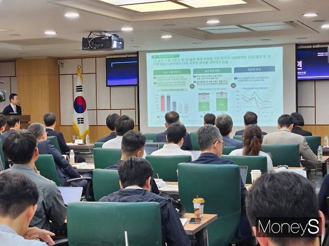 김지훈 보스턴컨설팅그룹(BCG) 대표파트너가 2일 국회에서 열린 '제1회 국회미래산업포럼'에서 발제안을 발표하고 있다. /사진=최유빈 기자