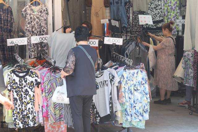 지난 22일 서울 남대문시장에서 시민들과 관광객들이 상점을 둘러보고 있다. 연합뉴스