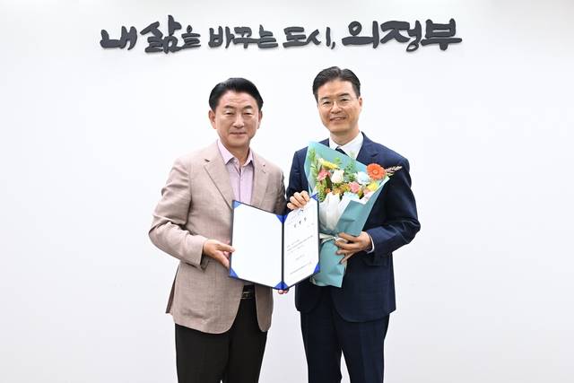 김동근(왼쪽) 의정부시장이 지난 1일 공식 출범한 이성 의정부도시교육재단 대표이사와 함께 기념사진을 찍고 있다. 의정부시 제공