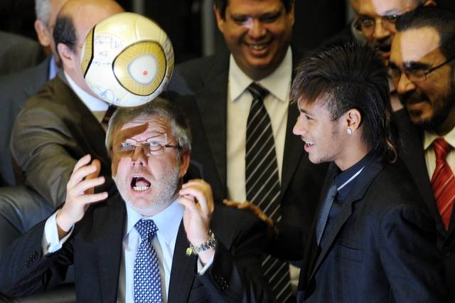 지난 2012년 마르쿠 마이아(왼쪽) 브라질 하원 의장과 네이마르. AFP 연합뉴스