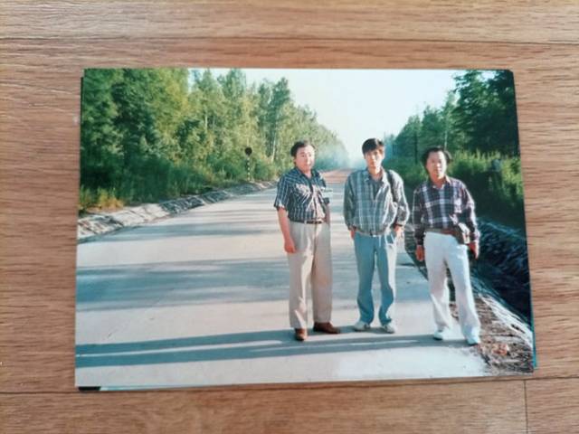 1991년 백두산 오르는 임간도로에서 윤후명(왼쪽) 작가와 필자(가운데)가 기념사진을 찍었다. 오른쪽은 최창학 작가.