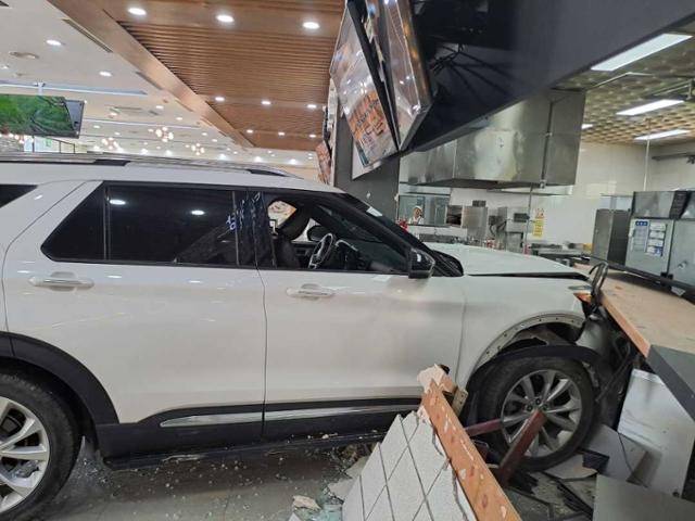 강릉 대관령 휴게소 차량 식당가 돌진 사고. 강원소방본부 제공