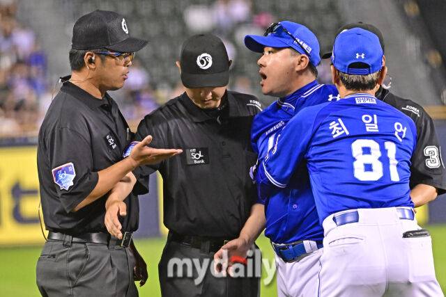 2일 서울 잠실야구장에서 열린 '2025 신한 SOL BANK KBO리그' 삼성 라이온즈와 두산 베어스 경기. 삼성 박진만 감독이 7회말 선두타자 김재환의 체크 스윙이 선언되지 않자 김선수 3루심에게 항의하고 있다./잠실 = 한혁승 기자