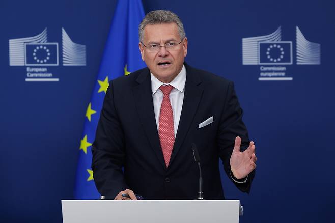 마로시 셰프초비치 EU 무역·경제안보 집행위원이 지난달 24일(현지시간) 벨기에 브뤼셀에서 열린 스위스와 EU의 협력 강화 선언에 서명한 뒤 연설하고 있다. [EPA]