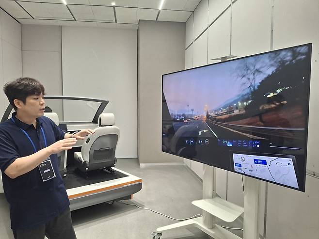 2층 피처룸 내에서 UX전략팀 관계자가 테스트중인 기술을 소개하고 있다. [김성우 기자]