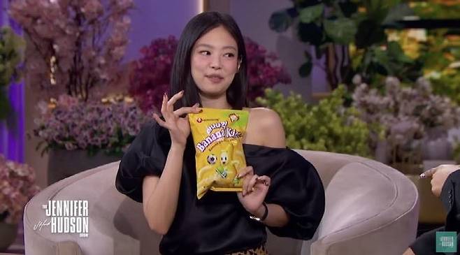 제니가 미국 토크쇼 ‘제니퍼 허드슨쇼’에 출연해 바나나킥을 소개하고 있다. [유튜브 캡처]
