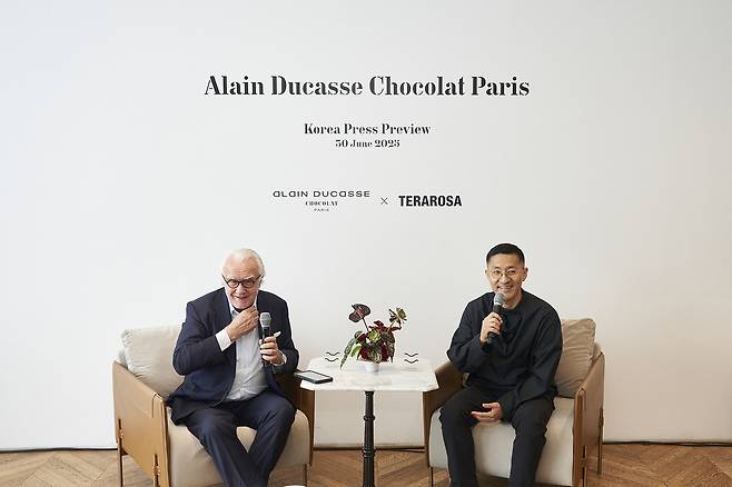 ‘알랭 뒤카스 쇼콜라 파리’ 한국 론칭 미디어 행사에서 알랭 뒤카스 셰프(왼쪽)와 강민구 셰프 모습 [테라로사 제공]