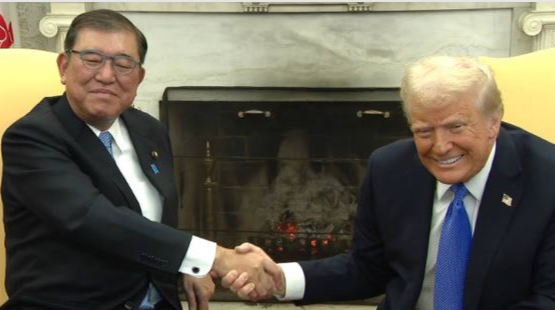 이시바 시게루 일본 총리(왼쪽)가 지난 2월 7일(현지시간) 미국 워싱턴DC 백악관에서 열린 기자회견에서 도널드 트럼프 대통령을 만나 악수하고 있다. [NHK 홈페이지 캡처]