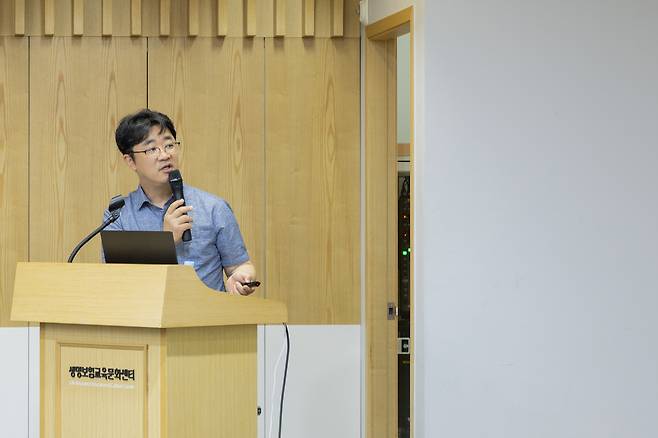 노건엽 보험연구원 금융제도연구실장이 1일 서울 광화문 생명보험교육문화센터에서 ‘IFRS17·킥스 주요 내용과 대응방안’을 발표하고 있다.  [생명보험협회 제공]