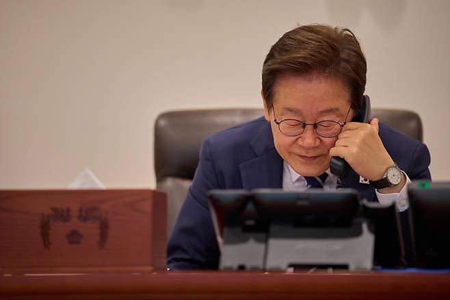 이재명 대통령이 1일 서울 용산 대통령실 청사 집무실에서 크리스토퍼 럭슨 뉴질랜드 총리와 전화 통화를 하고 있다. [연합]