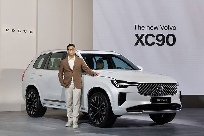 이윤모 볼보코리아 대표가 신형 XC90 옆에서 포즈를 취하고 있다. [볼보자동차코리아 제공]