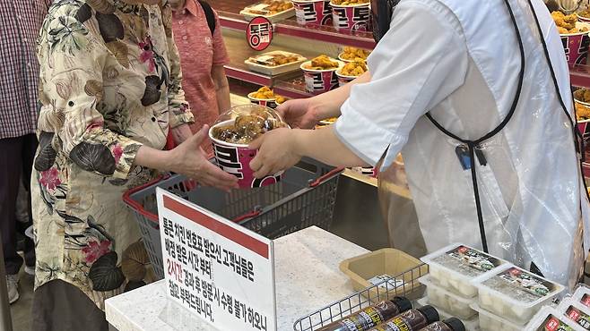 1일 오전 10시께 서울 중구 롯데마트 제타플랙스 서울역점에서 ‘통큰치킨’이 판매 중이다. 박연수 기자