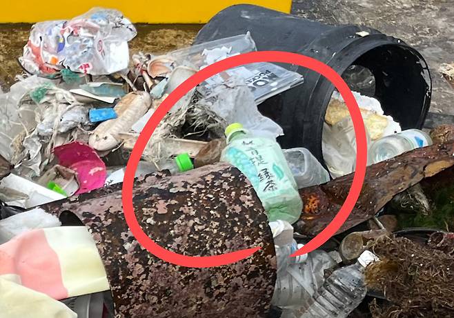 울릉도에서 수집한 해양쓰레기 더미에서 발견된 중국산 쓰레기.[환경재단 제공]