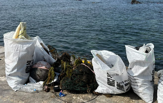 지난 6월 27일 경북 울릉도에서 진행된 환경재단 ‘2025 바다쓰담 캠페인’에 참여한 관계자들이 모은 쓰레기.[환경재단 제공]