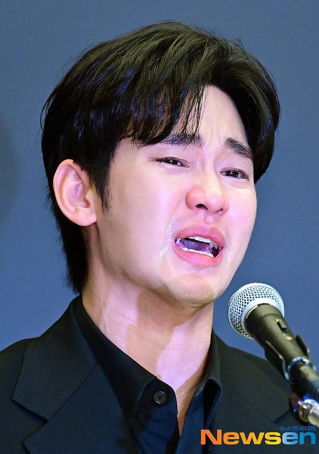 지난 3월 31일 가세연 주장에 반박하는 기자회견 도중 눈물을 흘리는 배우 김수현(뉴스엔DB)