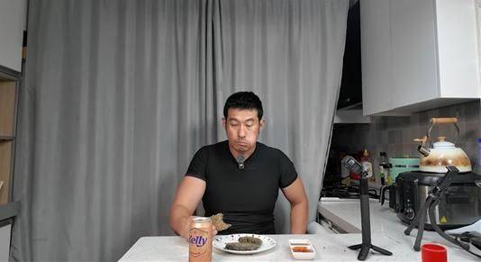 [뉴시스] 러브버그로 만든 버거를 먹는 유튜버. (출처=유튜브 '이충근') *재판매 및 DB 금지