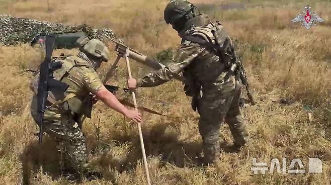 [우크라이나=AP/뉴시스] 러시아 국방부가 배포한 사진에 지난달 24일(현지 시간) 러시아 군인들이 우크라이나 모처에서 우크라이나 진영을 향해 자폭 공격 드론 '란체트'(Lancet)를 발사할 채비를 하고 있다. 우크라이나 동부 최전선 지역 후방도 자폭 드론 공격에 전혀 안전하지 못한 상황이다. 2025.7.2.