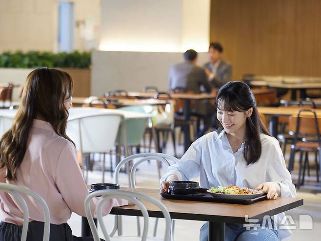 [서울=뉴시스] 2일 식품의약품안전처가 발간한 '2025 건강 위해가능 영양성분 섭취 실태 분석 보고서'에 따르면 성별에 따른 나트륨 섭취량, 주요 섭취 음식 등이 달랐다. 사진은 지난 3월 CJ프레시웨이가 삼삼한 데이 맞아 저염 식단을 선보인 모습. (사진=프레시웨이 제공. 기사와 직접 관련이 없습니다.)