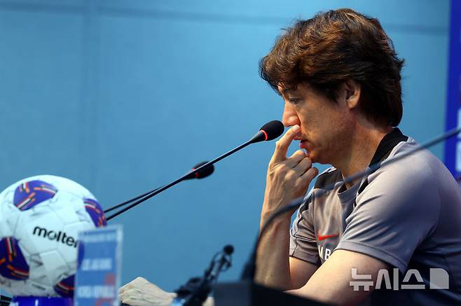 [서울=뉴시스] 박주성 기자 = 지난달 9일 서울 마포구 서울월드컵경기장에서 대한민국 축구대표팀 홍명보 감독이 내일 있을 2026 국제축구연맹(FIFA) 북중미 월드컵 아시아 3차 예선 조별리그 B조 10차전 쿠웨이트전 훈련 전 기자회견을 하고 있다. 2025.06.09. park7691@newsis.com