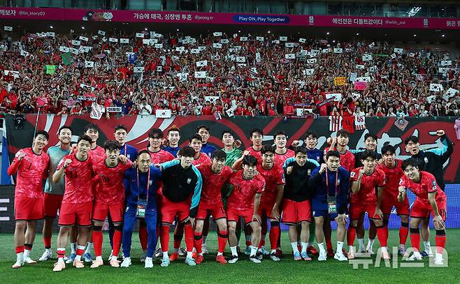 [서울=뉴시스] 김근수 기자 = 11회 연속 월드컵 본선 진출에 성공한 한국 축구대표팀 손흥민과 선수들이 지난달 10일 서울 마포구 서울월드컵경기장에서 열린 2026 국제축구연맹(FIFA) 북중미월드컵 아시아 3차 예선 쿠웨이트와의 경기에서 4-0 승리를 거둔 후 팬들과 기념촬영을 하고 있다. 2025.06.10. ks@newsis.com