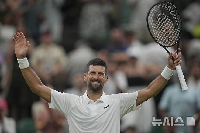 [런던=AP/뉴시스] 노바크 조코비치(6위·세르비아)가 1일(현지 시간) 영국 런던 올잉글랜드 클럽에서 열린 2025 윔블던 테니스 대회 남자 단식 1회전에서 알렉상드르 뮐러(41위·프랑스)를 꺾은 후 세리머니하고 있다. 경기 중 복통을 겪기도 한 조코비치가 3-1(6-1 6-7 6-2 6-2)로 승리하고 2회전에 올랐다. 2025.07.02.