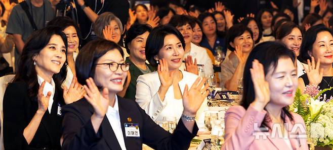 [서울=뉴시스] 박주성 기자 = 이재명 대통령 부인 김혜경 여사와 이부진 호텔신라 사장을 비롯한 여성기업인들이 1일 서울 중구 서울신라호텔 2층 다이너스티 홀에서 열린 제4회 여성기업주간 개막식에 참석해 기념촬영을 하고 있다. 2025.07.01. park7691@newsis.com