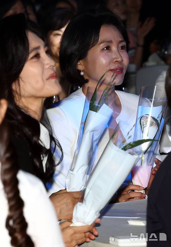 [서울=뉴시스] 박주성 기자 = 이재명 대통령 부인 김혜경 여사와 이부진 호텔신라 사장이 1일 서울 중구 서울신라호텔 2층 다이너스티 홀에서 열린 제4회 여성기업주간 개막식에 참석해 어린이 합창단에게 꽃을 받고 있다. 2025.07.01. park7691@newsis.com