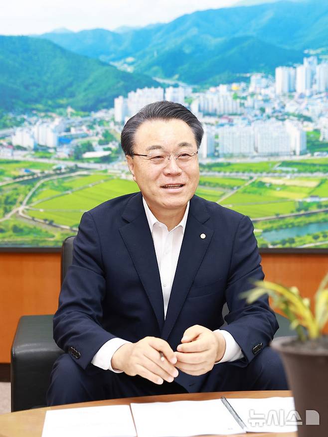 [광주=뉴시스] 구복규 화순군수는 1일 지방소멸 위기 대응을 위해 만원 임대주택 등 다양한 정책을 추진하고 있다고 설명했다. (사진=화순군 제공). 2025.07.01. photo@newsis.com *재판매 및 DB 금지