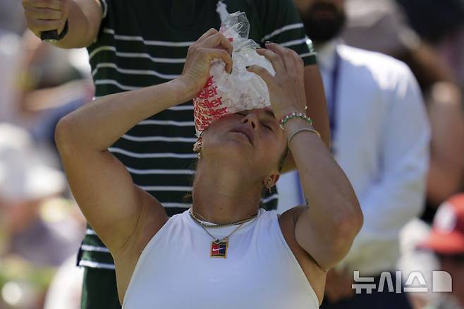 [런던=AP/뉴시스] 아리나 사발렌카(1위·벨라루스)가 지난달 30일(현지 시간) 영국 런던 올잉글랜드 클럽에서 열린 2025 윔블던 테니스 대회 여자 단식 1회전에서 카슨 브랜스틴(194위·캐나다)과 경기 중 얼음주머니로 더위를 식히고 있다. 이날 경기장 기온은 32도까지 올랐다. 사발렌카가 2-0(6-1 7-5)으로 승리하고 2회전에 올랐다. 2025.07.01.