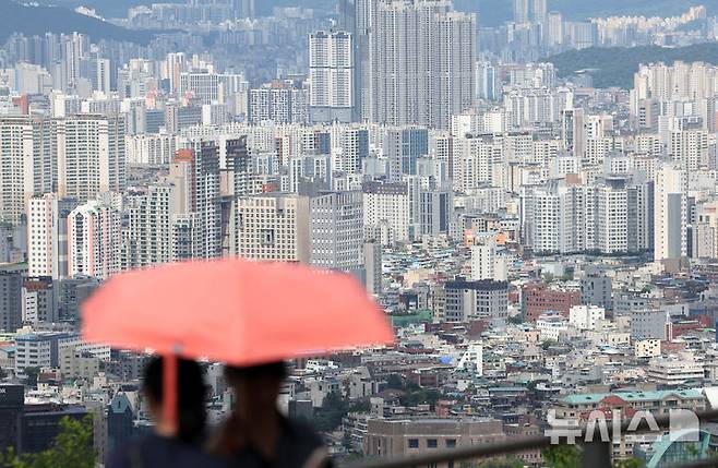 [서울=뉴시스] 조성우 기자 = 스트레스 총부채원리금상환비율(DSR) 3단계가 시행된 1일 오후 서울 남산에서 아파트 단지가 내려다 보이고 있다.이번 3단계 적용에 따라 은행과 제2금융권의 주담대, 신용대출, 기타대출에 1.50%의 가산금리가 부과된다. 2025.07.01. xconfind@newsis.com