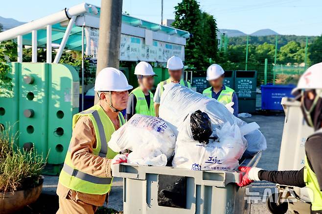 [제주=뉴시스] 김완근 제주시장 2일 오전 제주시 애월읍 일원에서 환경미화원들과 함께 생활폐기물 수거 작업을 하고 있다. (사진=제주시 제공) 2025.07.02. photo@newsis.com *재판매 및 DB 금지