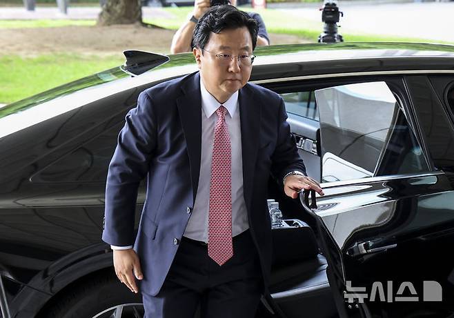 [서울=뉴시스] 조성우 기자 = 서울중앙지검장으로 임명된 정진우 서울북부지검장이 2일 오전 서울 서초구 대검찰청으로 출근하고 있다. 2025.07.02. xconfind@newsis.com