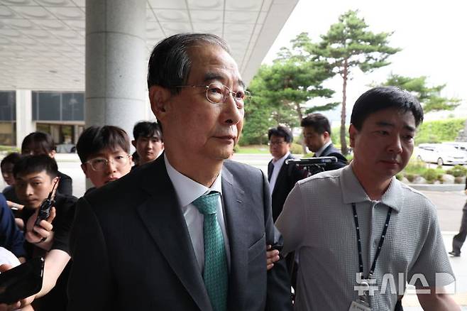 [서울=뉴시스] 조성우 기자 = 한덕수 전 국무총리가 2일 서울 서초구 서울고검에 마련된 내란특검 사무실에 조사를 받기 위해 출석하고 있다. 2025.07.02. xconfind@newsis.com