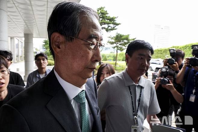 [서울=뉴시스] 조성우 기자 = 한덕수 전 국무총리가 2일 서울 서초구 서울고검에 마련된 내란특검 사무실에 조사를 받기 위해 출석하고 있다. 2025.07.02. xconfind@newsis.com