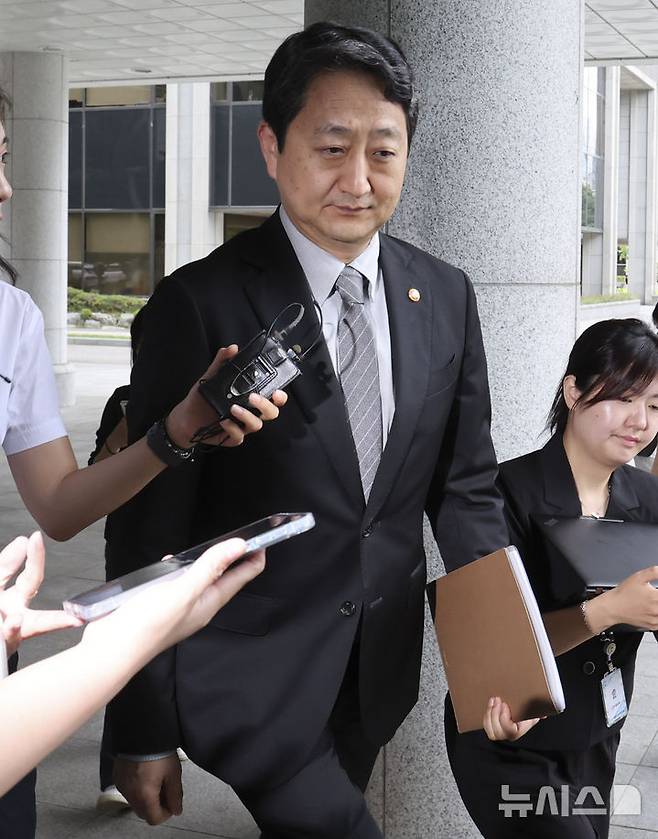 [서울=뉴시스] 조성우 기자 = 안덕근 산업통상자원부 장관이 2일 서울 서초구 서울고검에 마련된 내란특검 사무실에 조사를 받기 위해 출석하고 있다. 2025.07.02. xconfind@newsis.com