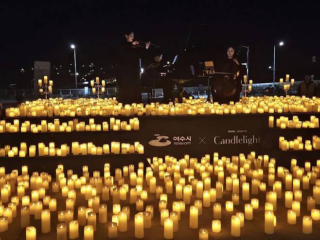 [여수=뉴시스] GS칼텍스 예울마루 광장에서 '캔들라이트 콘서트'가 펼쳐지고 있다. (사진=여수시 제공) 2024.11.21. photo@newsis.com  *재판매 및 DB 금지