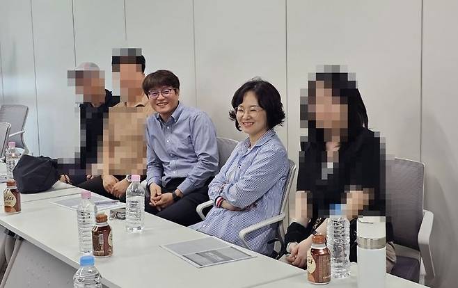 [화성=뉴시스] 경기도교육청 소속 교육행정연구회 회원들이 앱 활용도를 높이기 위해 모였다.사진 오른쪽 두 번째가 김소은 현 성호중학교 행정실장, 오른쪽 세 번째가 이인우 군서미래국제학교 행정실장.(사진=화성오산교육지원청 제공)2025.07.02.photo@newsis.com *재판매 및 DB 금지