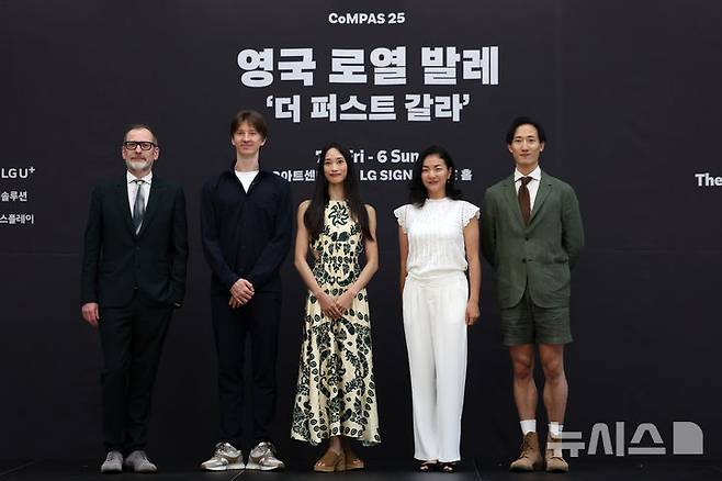 [서울=뉴시스] 박진희 기자 = 영국 왕립 발레단 로열 발레 디렉터 케빈 오헤어(왼쪽부터), 수석 무용수 바딤 문타기로프, 후미 가네코, 퍼스트 솔로이스트 최유희, 전준혁이 2일 서울 강서구 LG아트센터에서 '더 퍼스트 갈라' 기자간담회를 하고 있다. 2025.07.02. pak7130@newsis.com