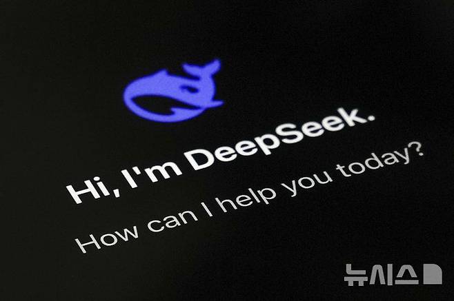 [베이징=AP/뉴시스] 2일(현지 시간) 월스트리트저널에 따르면 중국 기업들은 미국보다 낮은 가격에 유사한 성능을 앞세워 빠르게 시장을 넓혀가고 있다. 사진은 베이징의 한 사용자 휴대전화 화면에 딥시크(DeepSeek) 애플리케이션이 구동하고 있다. 2025.07.02.