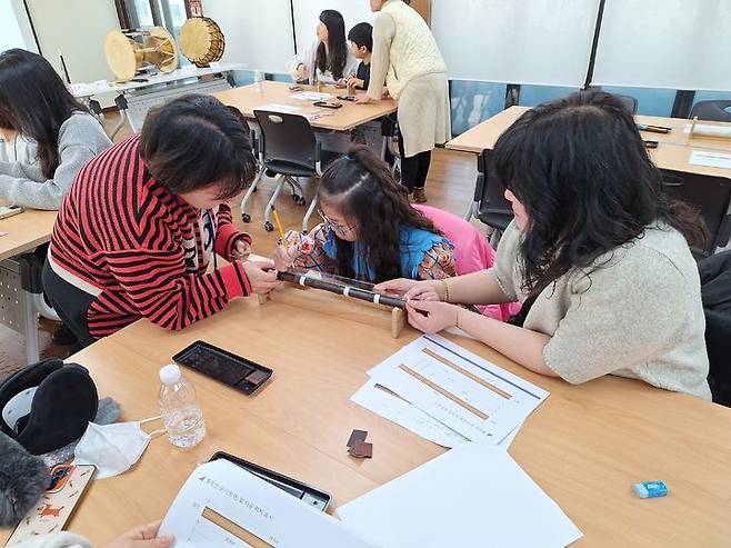 한 어린이가 국립국악원 국악기 제작 아카데미에 참여하고 있다. (사진=국립국악원 제공) *재판매 및 DB 금지