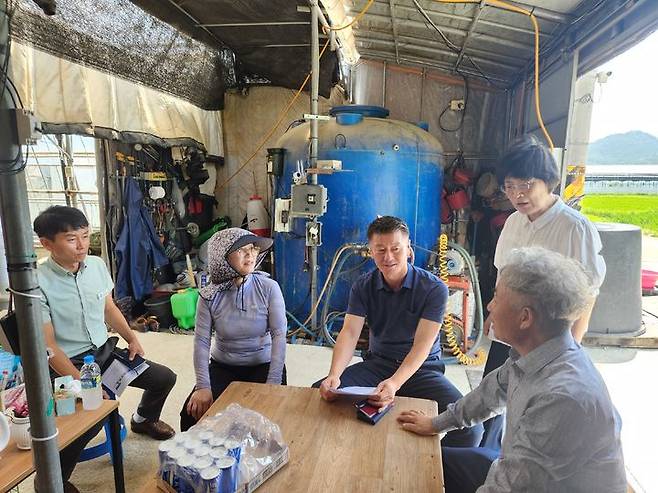 [창원=뉴시스] 강경국 기자 = 강종순 경남 창원시 농업기술센터 소장이 2일 국화 생산지인 마창국화수출농단을 방문해 애로사항을 청취하고 있다. (사진=창원시청 제공). 2025.07.02. photo@newsis.com *재판매 및 DB 금지