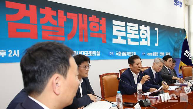 [서울=뉴시스] 김금보 기자 = 더불어민주당 당대표 선거에 출마한 정청래 의원이 2일 서울 여의도 국회에서 열린 검찰개혁 토론회에서 발언하고 있다. 2025.07.02. kgb@newsis.com