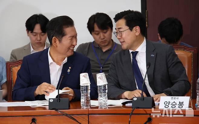 [서울=뉴시스] 김금보 기자 = 더불어민주당 당대표 선거에 출마한 정청래(왼쪽), 박찬대 의원이 2일 서울 여의도 국회에서 열린 검찰개혁 토론회에서 대화 하고 있다. 2025.07.02. kgb@newsis.com