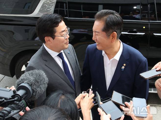 [서울=뉴시스] 김금보 기자 = 더불어민주당 당대표 선거에 출마한 정청래(오른쪽), 박찬대 의원이 2일 오후 서울 여의도 국회에서 열린 검찰개혁 토론회를 마치고 대화하고 있다. 2025.07.02. kgb@newsis.com