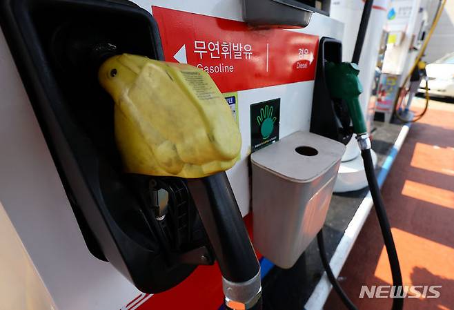 [서울=뉴시스] 서울 시내 한 주유소에 걸려있는 주유기. (사진=뉴시스 DB). photo@newsis.com