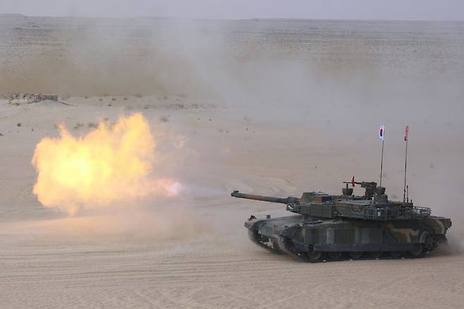 [서울=뉴시스] 육군은 기계화부대가 투입된 첫 아랍에미리트(UAE) 현지 연합훈련이 성공리에 종료됐다고 21일 밝혔다.지난 10일부터 20일까지 UAE 알하므라 훈련장에서 실시된 훈련에는 제8기동사단 장병들을 주축으로 K2전차·K9A1자주포 등 육군 기계화부대 주요전력 14대가 투입되었다. 사진은 현지연합훈련단 소속 K2전차가 연합사격 훈련간 표적을 향해 120mm 전차포를 사격하고 있다. (사진=육군 제공) 2025.02.21. photo@newsis.com *재판매 및 DB 금지