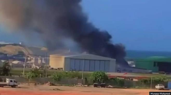 [서울=뉴시스]아프리카연합(AU) 평화유지 임무를 수행하던 소형 군용기가 2일 소말리아 수도 모가디슈 공항에서 추락했다. 사상자 수는 알려지지 않고 있다. <사진 출처 : BBC> 2025.07.02.