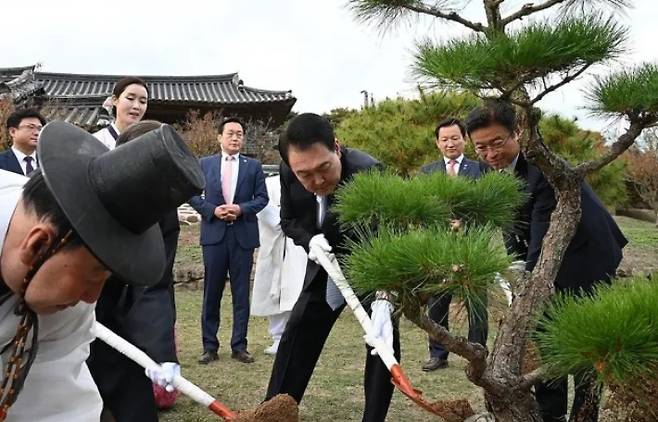 2023년 10월 27일 경북 안동 병산서원을 찾은 윤석열 당시 대통령이 유림간담회를 마친 뒤 참석자들과 기념식수를 하는 모습. 연합뉴스